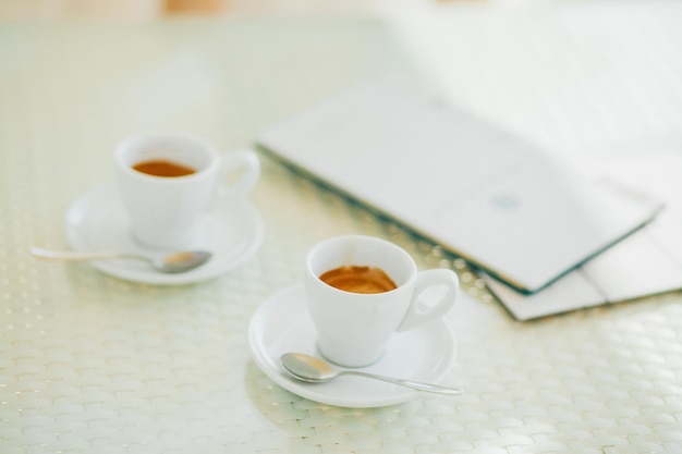 Koffie voor twee in café buiten Ochtend in koffie in park