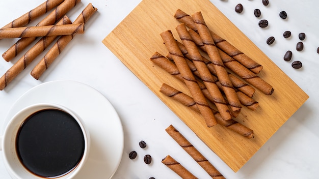 koffie wafelstokjes en kopje koffie