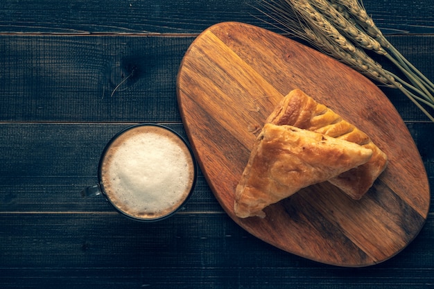 Koffie witte kop en croissant voor ontbijt op hout