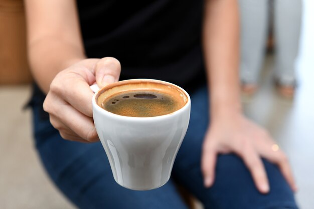 Koffie witte kop verzonden van handvrouwen.