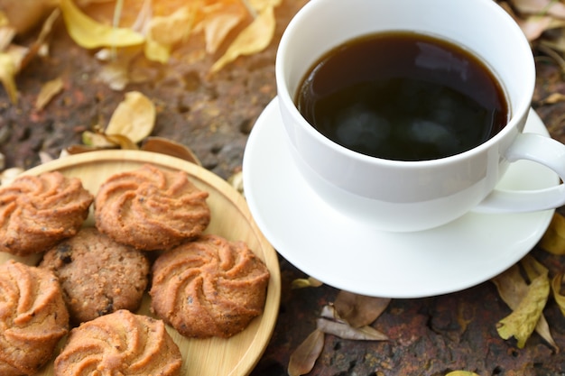 koffie wordt geserveerd in een witte kop