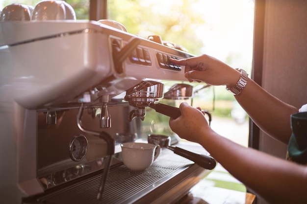 Koffie zetten Barista drukknop Start op een koffiezetapparaat