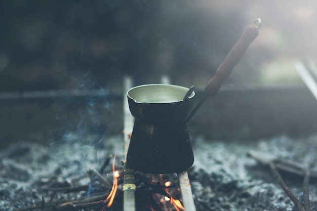 Koffie zetten bij de open haard op de camping