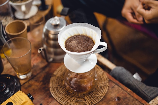 Koffie zetten en druppelen koffie in huis