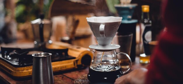 Foto koffie zetten en druppelen koffie in huis