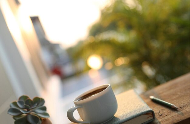 Foto koffiebeker en bonen op een witte achtergrond