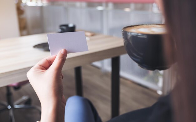 Foto koffiebeker in de hand