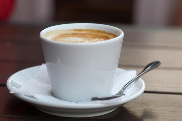 Foto koffiebeker op een houten tafel