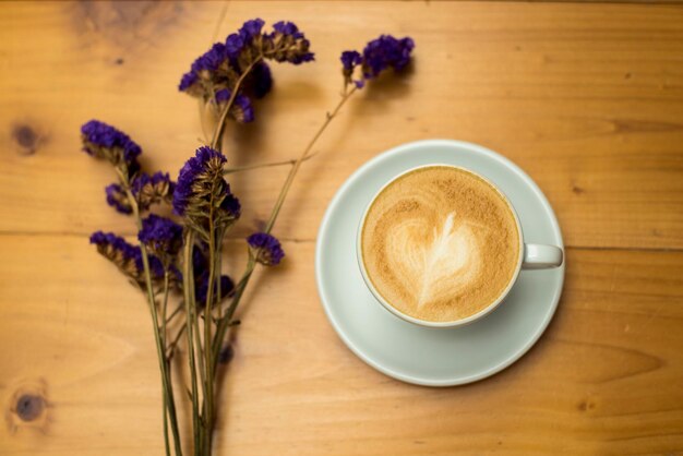 koffiebeker op houten tafel