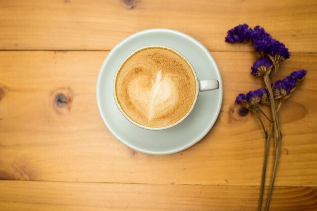 koffiebeker op houten tafel