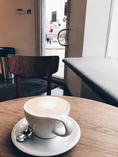 Foto koffiebeker op tafel in het café