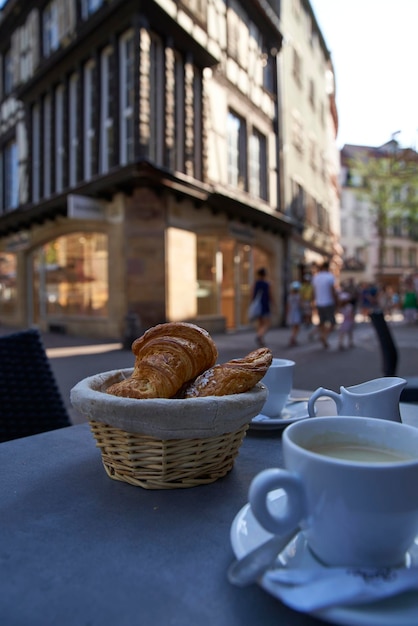 Foto koffiebeker op tafel in het café