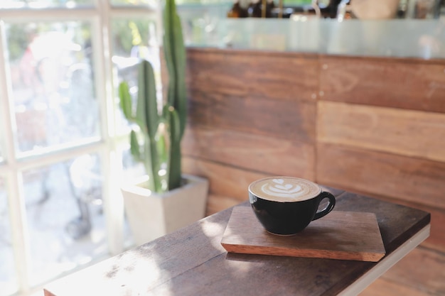 Koffiebeker op tafel in het café