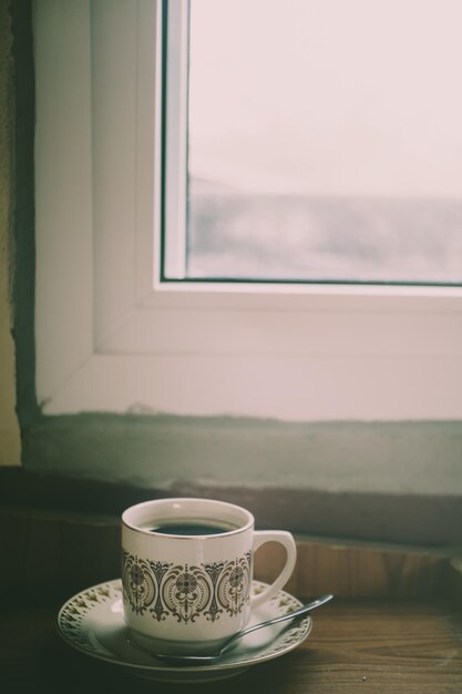 Koffiebeker op tafel thuis