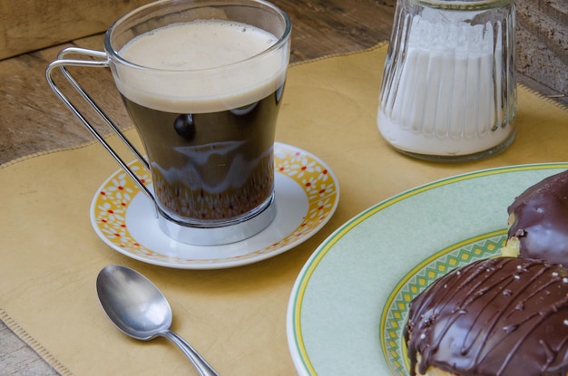 Foto koffiebeker op tafel.