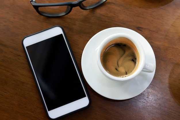 Koffiebeker op tafel.