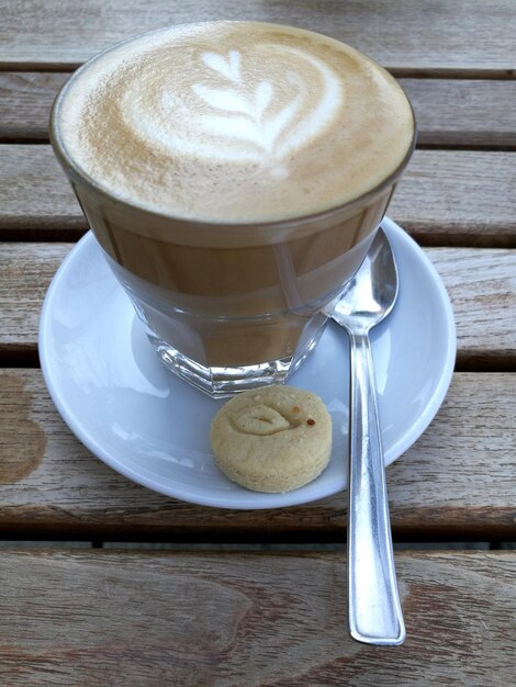 Foto koffiebeker op tafel.