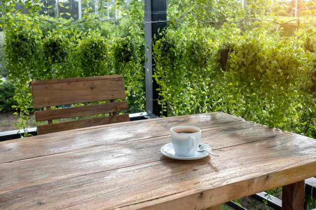 Foto koffiebeker op tafel.