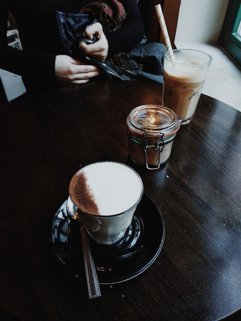 Koffiebeker op tafel.