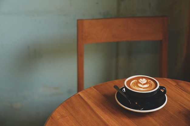 Foto koffiebeker op tafel.