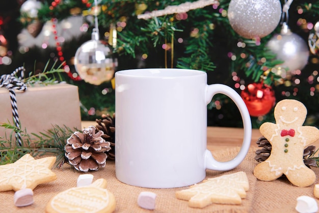 Foto koffiebeker op tafel.