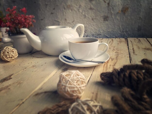 Foto koffiebeker op tafel.