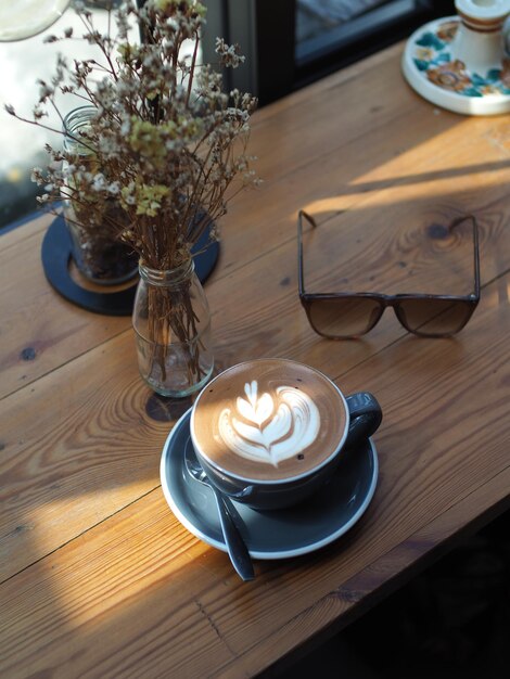 Foto koffiebeker op tafel.