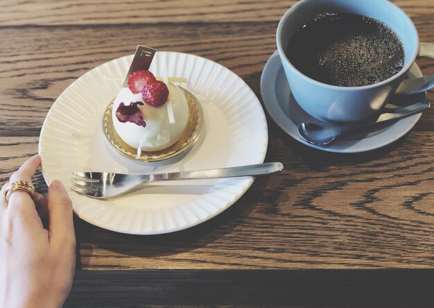 Foto koffiebeker op tafel.