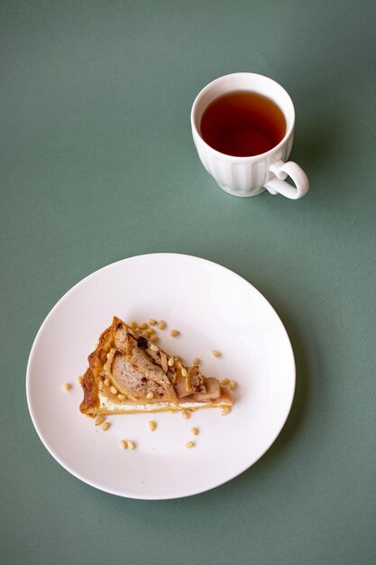 Koffiebeker op tafel.