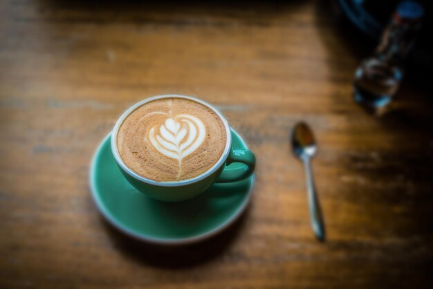 Foto koffiebeker op tafel.