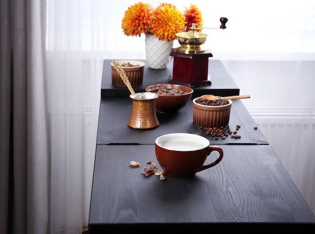 Koffiebereiding op keukentafel close-up