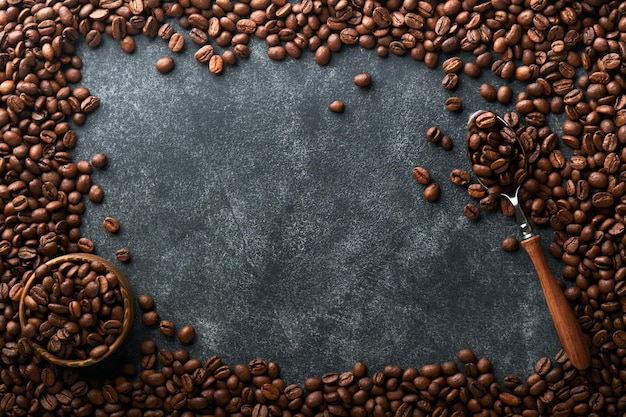 Koffiebonen achtergrond Gebrande koffiebonen op donkere zwarte stenen achtergrond Bovenaanzicht Koffie concept Mock up