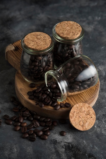 Koffiebonen donkere achtergrond op hout