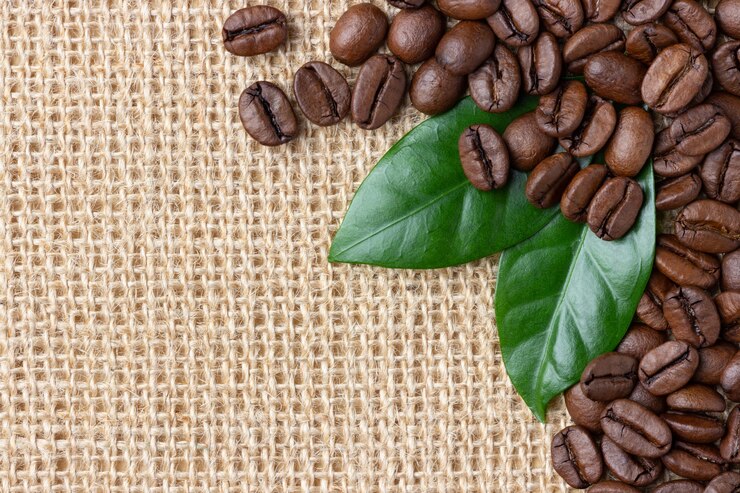 Koffiebonen en blad over jute