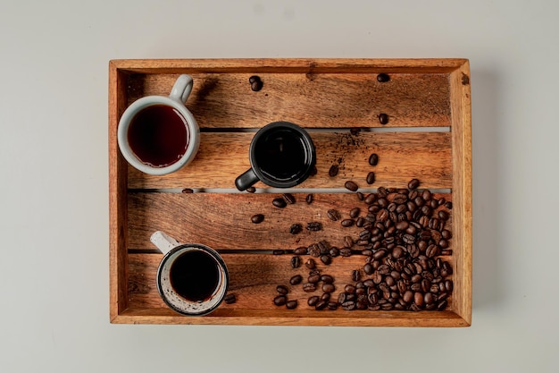 Koffiebonen en kopje op een houten dienblad en tafel, coffeeshop decorartion