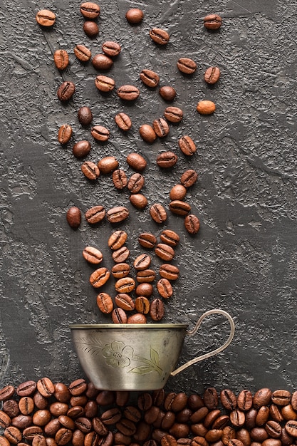 Koffiebonen en mok op grijze concrete achtergrond