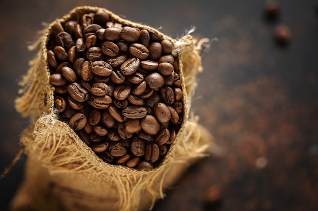 Koffiebonen espresso close-up in jute zak.