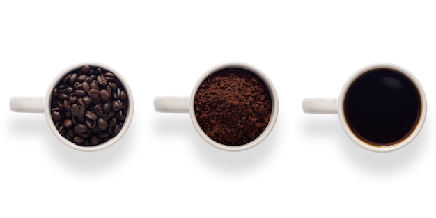 Koffiebonen, gemalen koffie, koffiewater, in een glas, witte achtergrond