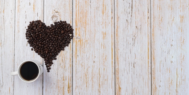 Koffiebonen gerangschikt in de vorm van een hart. Hou van koffie drinken