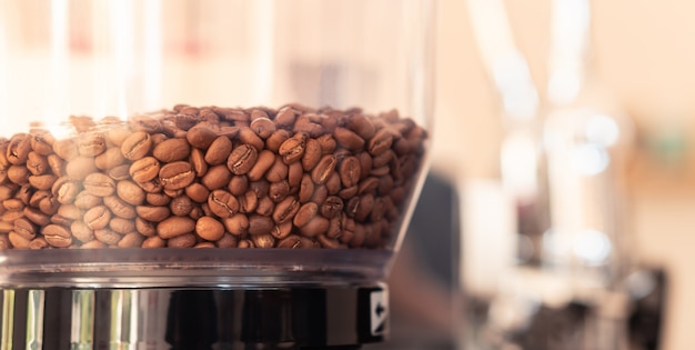 Koffiebonen in braadmachine om poeder voor de kop van de ochtendkoffie in de koffie te maken