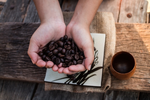 Koffiebonen in de handen van kinderen.