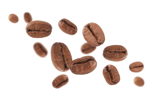 Koffiebonen in de lucht close-up geïsoleerd op witte achtergrond