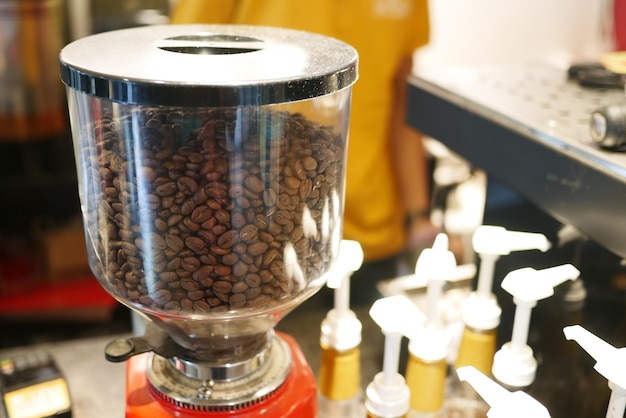 Koffiebonen in een glazen container in een café