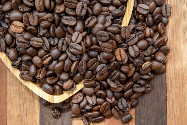 Koffiebonen in een hartvormig dienblad dat de liefde voor koffie vertegenwoordigt