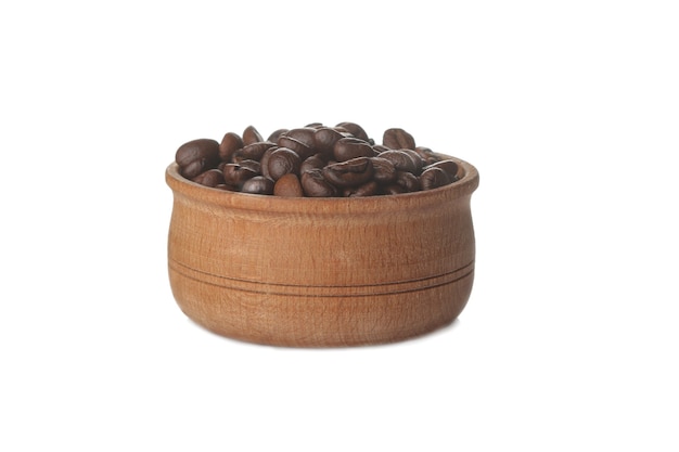 Koffiebonen in een houten kom op een witte geïsoleerde achtergrond. Gebrande koffiebonen