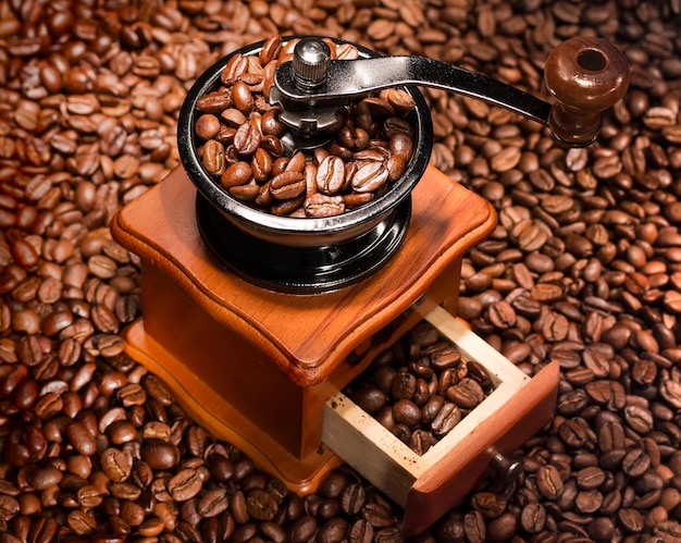 Koffiebonen in een koffiemolen Close up