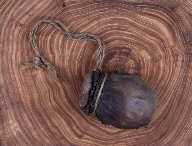 Foto koffiebonen in een oude houten fles op een houten tafel