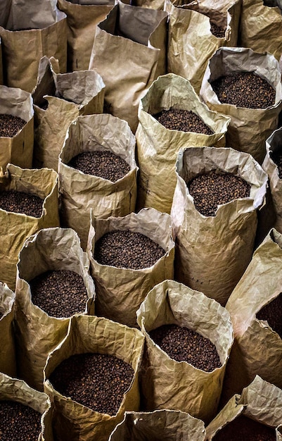 Koffiebonen in papieren zakken. Koffiebonen in bulk op de markt