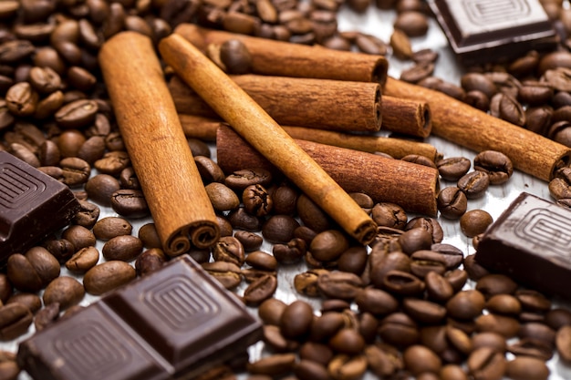 Koffiebonen, kaneelstokje en chocolade