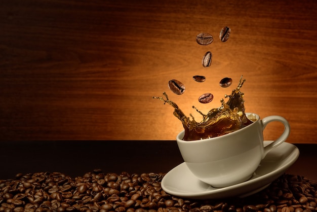 Koffiebonen laten vallen op koffiekopje